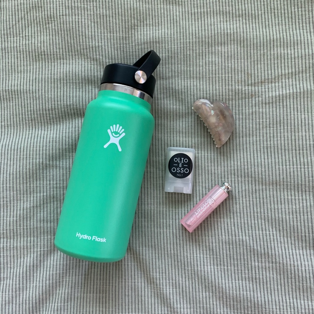 Hydro flask water bottle 32oz in color Spearmint!
